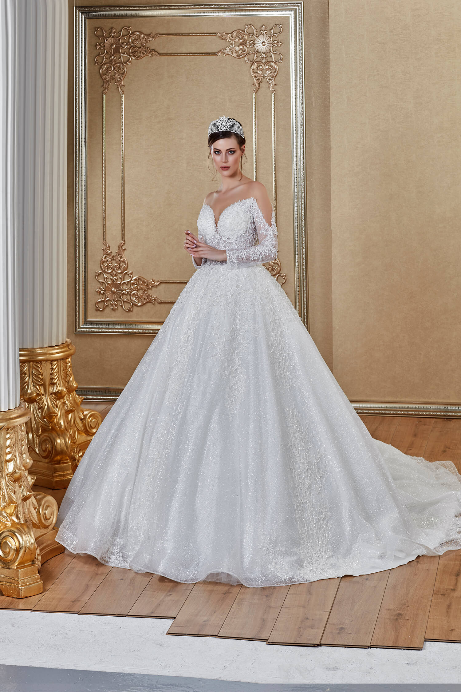 Long Sleeve Lace Embroidered Princess Wedding Dress with Sweetheart Neck Shoulder Window