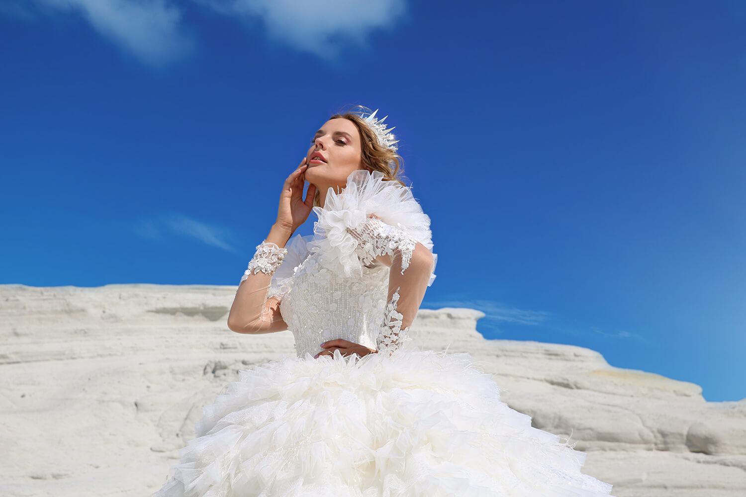 Shoulder Detailed V-Neck Transparent Sleeve Layered Princess Wedding Dress